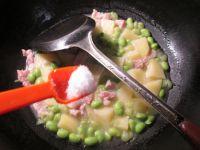 咸肉毛豆煮土豆的做法步骤8