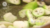 丝瓜炒油条的做法步骤2