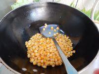西芹菜炒玉米粒的做法步骤4